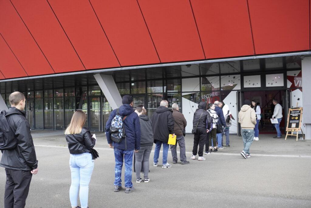 les candidats patiente en file indienne devant le Zénith