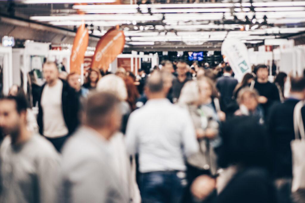foule de personnes lors d'un forum de l'emploi