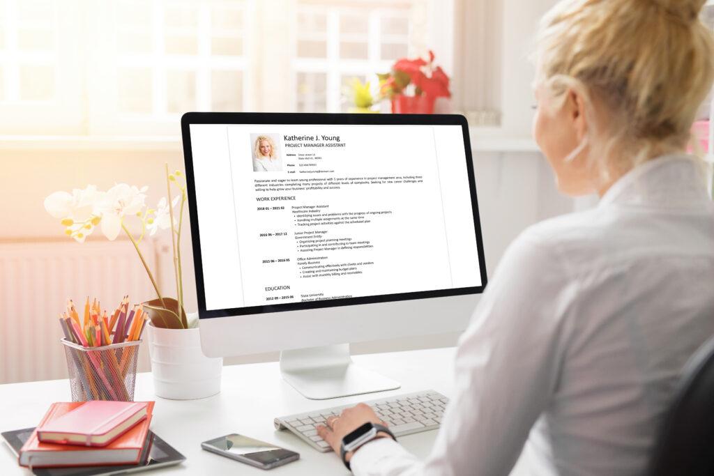 femme créant son CV pour booster sa présence en ligne
